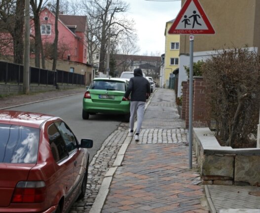 An der Johannisstraße wird ein Teil des Fußwegs erneuert - Der Fußweg an der Johannisstraße in Glauchau ist in einem äußerst maroden Zustand.