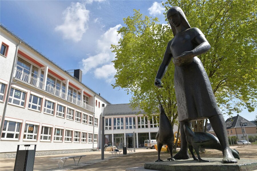 An der Oberschule in Brand-Erbisdorf wird gebaut - Der Campus der Oberschule Brand-Erbisdorf ist neu gestaltet. Nun stehen Arbeiten an der Gebäuderückseite an.