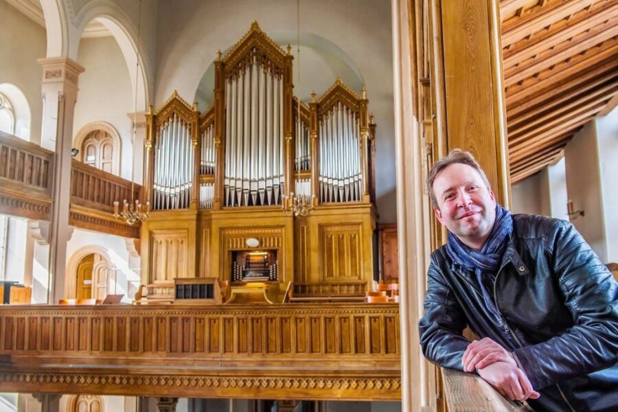 An der Orgel in der Eibenstocker Kirche sitzt jetzt ein Engel - Jens Engel in der Eibenstocker Stadtkirche. Der 38-Jährige ist der neue Kantor der Kirchgemeinde. 