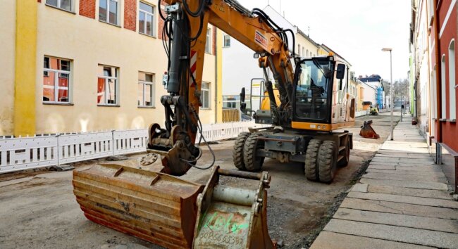 Der beauftragte Baubetrieb hat am Montag rund um die Annenstraße seine Baustelle eingerichtet und unter anderem diesen Bagger abgeparkt. Die eigentlichen Arbeiten beginnen am heutigen Dienstag. 