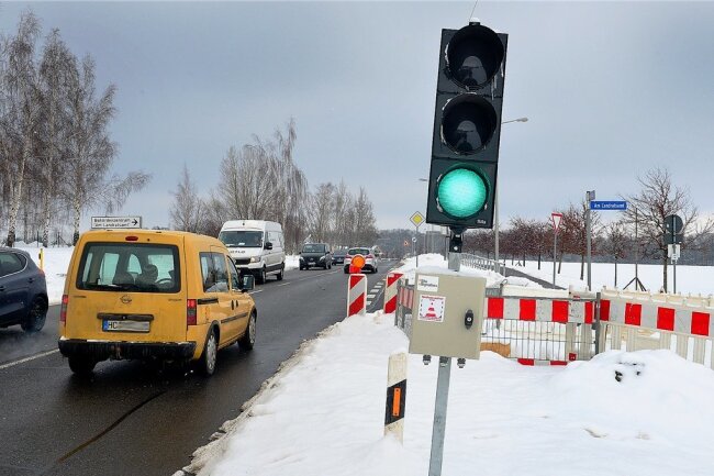 Per Ampel geregelt wird der Verkehr auf der Chemnitzer Straße in Mittweida, weil an der Straße zum Landratsamt gebaut wird. 