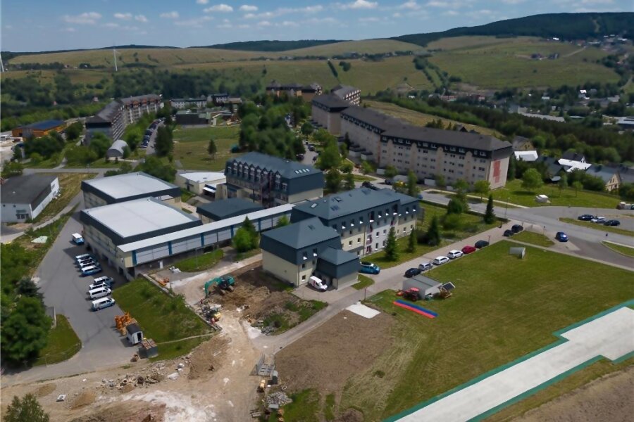 An Eliteschule des Wintersports im Erzgebirge wird bald in Containern unterrichtet - Der Gebäudekomplex der Eliteschule auf dem Sparingberg in Oberwiesenthal. Auf der Wiese rechts soll die Containeranlage errichtet werden.