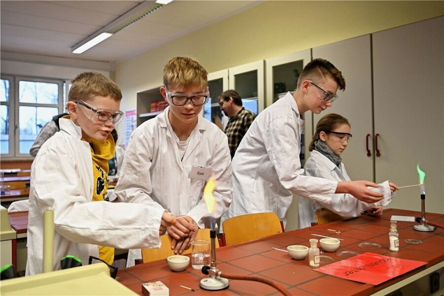 An Oberschule und Gymnasium in Penig stehen Experimente hoch im Kurs - In der Oberschule führten Schüler in der sogenannten "Teufelsküche" chemische Experimente durch. 
