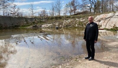 An Otto-Schacht erinnert nur noch ein See - Projektleiter Michael Kühn am Standort des Otto-Schachtes, wo das Niederschlagswasser einen kleinen See gebildet hat. Ab nächster Woche wird die Halde wieder aufgebaut. 