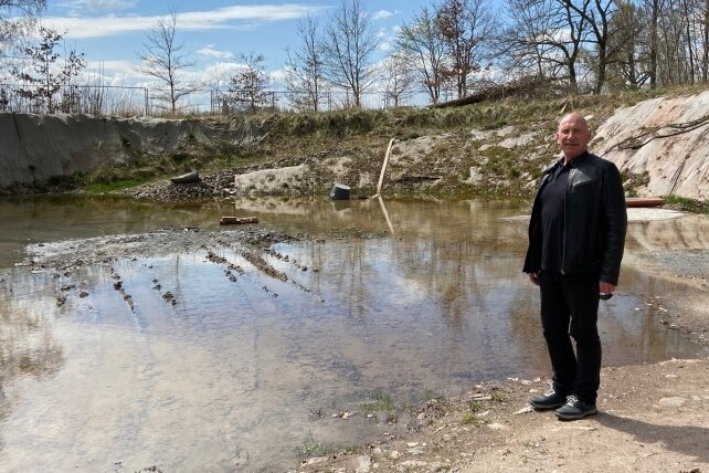 An Otto-Schacht erinnert nur noch ein See - Projektleiter Michael Kühn am Standort des Otto-Schachtes, wo das Niederschlagswasser einen kleinen See gebildet hat. Ab nächster Woche wird die Halde wieder aufgebaut. 