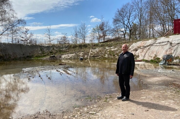An Otto-Schacht erinnert nur noch ein See - Projektleiter Michael Kühn am Standort des Otto-Schachtes, wo das Niederschlagswasser einen kleinen See gebildet hat. Ab dieser Woche wird die Halde wieder aufgebaut. 