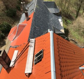 An Rasmussens Villa wird weiter gebaut - Rote Biberschwanz-Schindeln ersetzen das alte Schieferdach der Rasmussen- Villa.