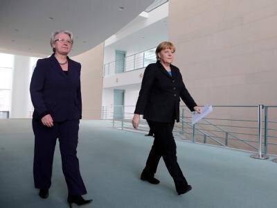 Analyse: Merkels Trennung von Schavan - Ministerin Schavan hat der Kanzlerin wegen ihrer Doktortitel-Affäre den Rücktritt angeboten. Merkel musste annehmen. Die Frauen-Freundschaft bleibt.