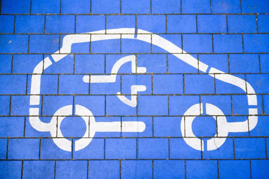 Analyse zur E-Auto-Wende: Mercedes besser, VW fällt zurück - Für die aktuelle Studie haben die Forscher anhand von zehn Kriterien bewertet, wie erfolgreich 21 der weltweit größten Automobilhersteller beim Übergang zu abgasfreien Fahrzeugen sind.