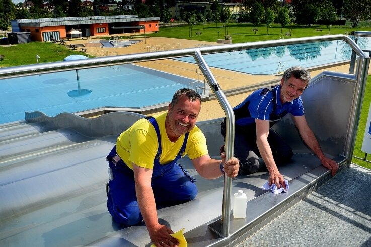 Anbaden ist in Kürze möglich - Die Schwimmmeister René Fucik (l.) und Jan Seitz bereiten das Freibad Mittweida auf den Saisonstart vor. 