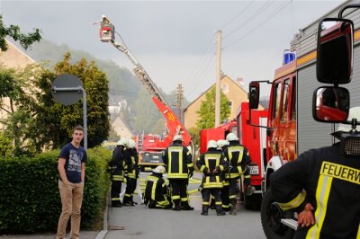 Anbau in Burkhardtsdorf in Flammen - Am Montagabend brannte ein Anbau in Burkhardtsdorf.