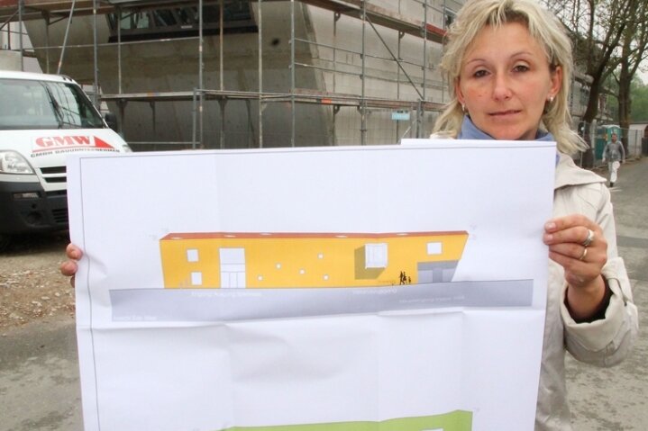 
              <p class="artikelinhalt">Bürgermeisterin Ines Liebald zeigt den Plan des Anbaus an die Kindertagesstätte Bosenhof. </p>
            