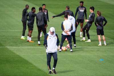 Ancelotti vor Real gegen Man City: "Leiden gehört zum Job" - Trainer Carlo Ancelotti steht einen Tag vor dem Viertelfinal-Hinspiel mit Spielern auf dem Trainingsplatz.