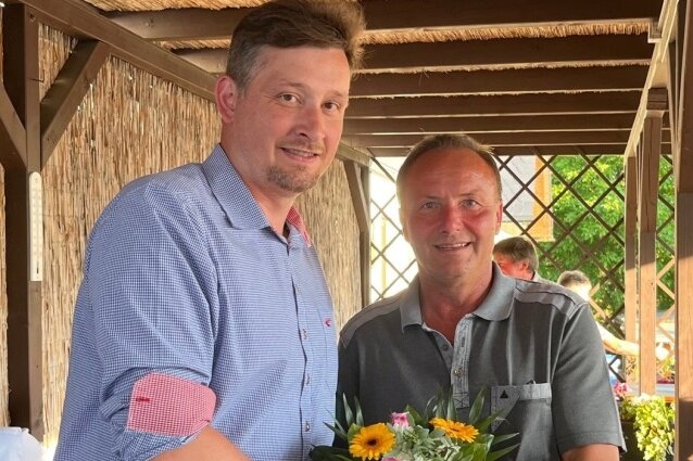 Jens-Uwe Albrecht, Fraktionschef von Pro Großrückerswalde, gratuliert André Rösch (links) zum Sieg bei der Bürgermeisterwahl. 