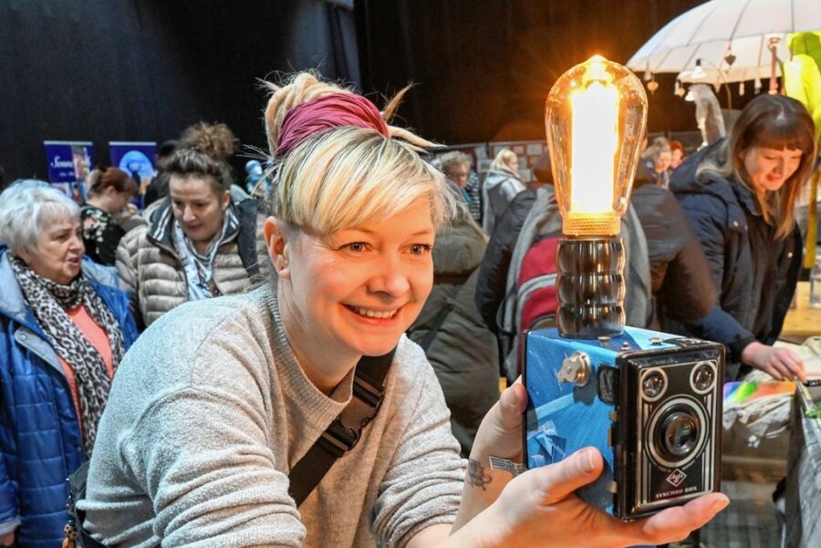 Andrang bei Kreativmarkt in der Chemnitzer Messe: "Nähen ist ein teures Hobby" - Denise Quarch aus Chemnitz verkauft unter dem Label "Donna Quijote" Upcycling-Lampen und Wohnaccessoires. 