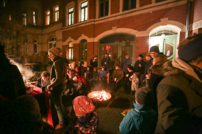 Andrang bei Weihnachtsmarkt auf dem Kaßberg - Besucher konnten sich am Feuer wärmen.