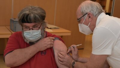 Andrang beim Impfen: Nicht alle kommen dran - Im Bürgerhaus in Lößnitz hat Dr. med. Wolfgang Feist (r.) am Samstag auch Roman Dolgow geimpft. 