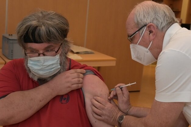 Andrang beim Impfen: Nicht alle kommen dran - Im Bürgerhaus in Lößnitz hat Dr. med. Wolfgang Feist (r.) am Samstag auch Roman Dolgow geimpft. 