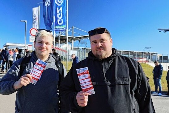 Andrang vor Derby - Max Hauschild (links) und Sascha Füllbier hatten nach fünf Stunden Wartezeit ihre Tickets. 