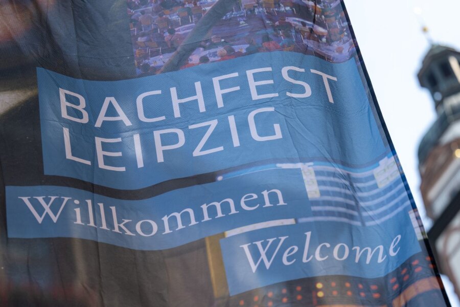 Andreas Staier mit Bach-Medaille geehrt - Ein Fahne des Bachfests Leipzig weht am Eröffnungstag neben dem Turm der Thomaskirche.