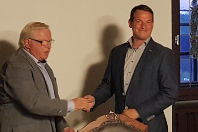 Andy Anders als neuer Bürgermeister von Schöneck vereidigt - Andy Anders wurde von Lothar Willer (CDU), ältestes Mitglied des Schönecker Stadtrates, am Montagabend vereidigt.