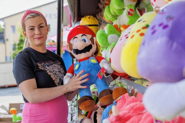 Anfahrt, Wetter, Attraktionen: Was Besucher zur Annaberger Kät erwartet - Alt und neu: Sammy Walz macht mit ihrem Mann und den Kindern das erste Mal mit der Losbude Halt auf der Annaberger Kät. Die Glücksfee Losbude hat sie von ihren Großeltern übernommen. Die Losbude selbst ist aber schon viele Jahre auf der Kät präsent. 