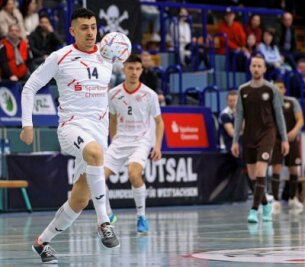 Anfangs Sand im Futsal-Getriebe - Beim klaren Rückspiel-Erfolg am Samstag gegen den FC St. Pauli konnte sich auch Kennedy Ribeiro (am Ball) von HOT 05 Futsal in die Torschützenliste eintragen. 