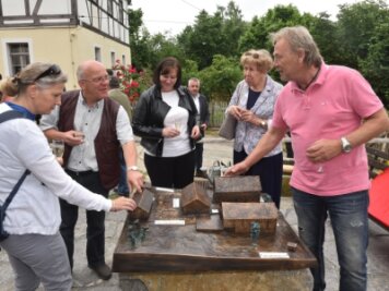 Anfassen erlaubt: Dorfmuseum in Gahlenz zum Ertasten - Kunsthandwerker Bert Noack (r.) und der ehemalige Bürgermeister Lothar Hofmeister (2. v. l.) weihten das neue Tastmodell ein. 