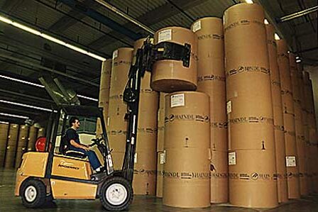 Anforderungen für die technische Beschaffenheit von Beilagen - Die riesigen Papierrollen werden mit einem Gabelstapler transportiert und an ihren Bestimmungsort gebracht.