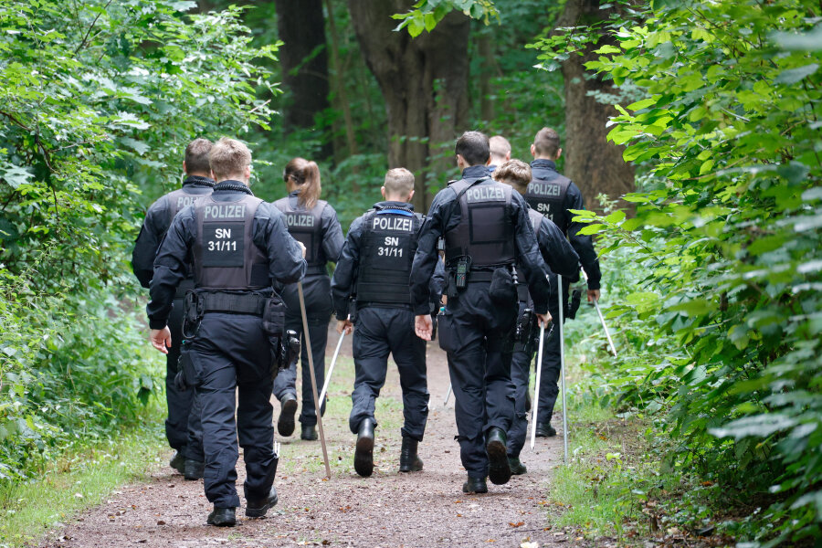 Polizeibeamte durchsuchten am Mittwoch in Chemnitz die den Tatort umgebenden Wiesen.