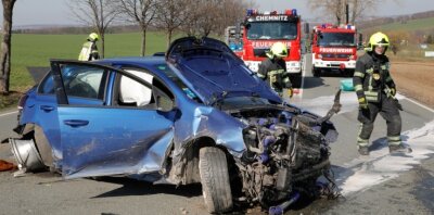Angeblicher Raser vor Gericht - Auf der B 95 ereignete sich im März 2020 ein Unfall. Bei dem Auto handelt es sich um einen VW Golf mit einem 745 PS starken Motor. 