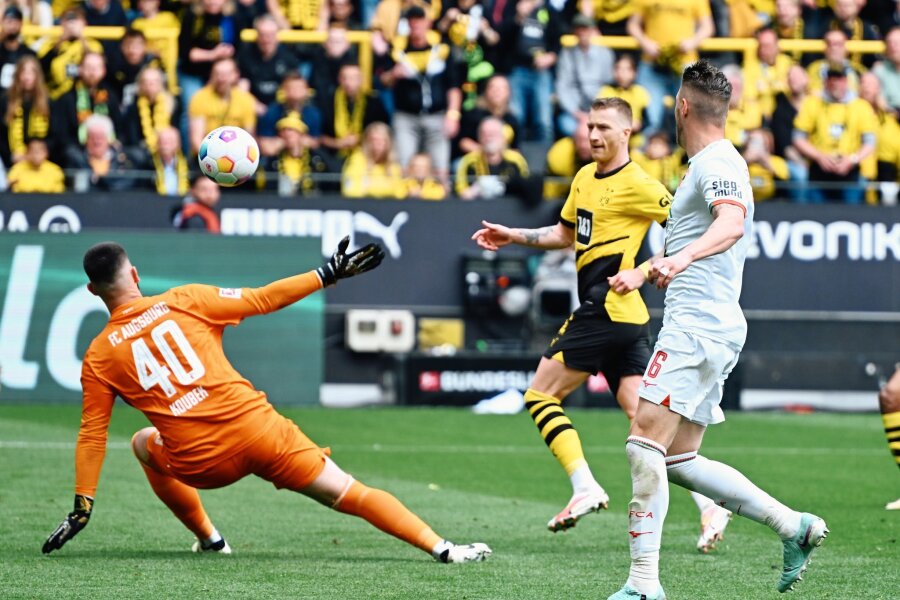 Angeführt von Reus: BVB-C-Version mit höchstem Saisonsieg - Dortmunds Marco Reus (M) erzielte beim Sieg gegen Augsburg das Tor zum zwischenzeitlichen 4:1.