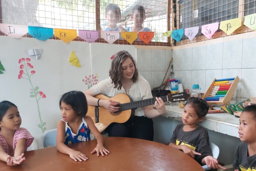 Angehende Erzieherin aus dem Vogtland erlebt den Kindertag auf den Philippinen - Freude pur: Annika Roth aus Markneukirchen singt gemeinsam mit Kindern aus Cebu City auf den Philippinen. 