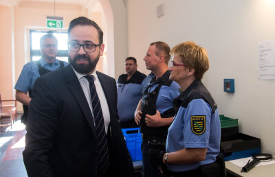 Angeklagter nicht erschienen - Vernehmung von Justizminister Gemkow geplatzt - Sachsens Justizminister Sebastian Gemkow (CDU) war als Zeuge ins Amtsgericht in Leipzig geladen. Im November 2015 war ein Anschlag auf seine Wohnung verübt worden.