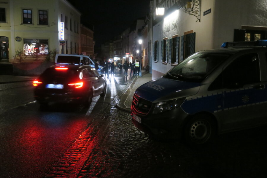 Angekündigter Protest gegen Corona-Schutzmaßnahmen in Zwönitz: Beamte sichern Markt - In Zwönitz kam es zu Auseinandersetzungen mit Beamten. 