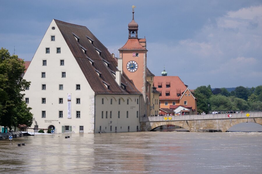 Angespannte Hochwasserlage in Bayern - Hochwasser in Regensburg an der  Steinernen Brücke.