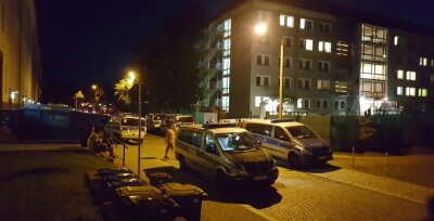 Angespannte Lage in Asylbewerberunterkunft - Für Nachbarn kein ungewohnter Anblick: Einsatzfahrzeuge der Polizei vor der Erstaufnahmeeinrichtung am Rande des Uni-Campus am Thüringer Weg in Bersndorf. 141 Asylbewerber sind dort derzeit untergebracht, 400 Plätze gibt es insgesamt.