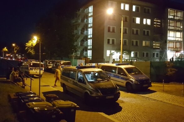 Angespannte Lage in Asylbewerberunterkunft - Für Nachbarn kein ungewohnter Anblick: Einsatzfahrzeuge der Polizei vor der Erstaufnahmeeinrichtung am Rande des Uni-Campus am Thüringer Weg in Bersndorf. 141 Asylbewerber sind dort derzeit untergebracht, 400 Plätze gibt es insgesamt.