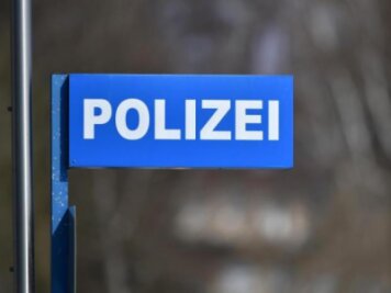 Angreifer attackiert 28-Jährigen mit Glasflasche - Ein Unbekannter hat am Dienstagnachmittag einen 28-Jährigen in Oberlungwitz mit einer Glasflasche angegriffen und verletzt.