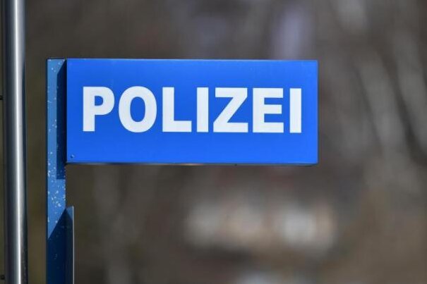 Angreifer attackiert 28-Jährigen mit Glasflasche - Ein Unbekannter hat am Dienstagnachmittag einen 28-Jährigen in Oberlungwitz mit einer Glasflasche angegriffen und verletzt.