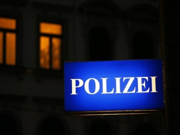 Ein 46-Jähriger ist in der Osterweihstraße in Zwickau von drei unbekannten Angreifern verletzt worden.