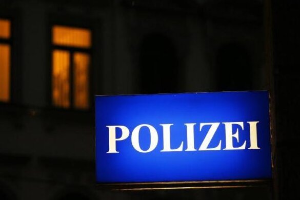Angreifer beschädigen Autos und verletzen 46-Jährigen - Ein 46-Jähriger ist in der Osterweihstraße in Zwickau von drei unbekannten Angreifern verletzt worden.