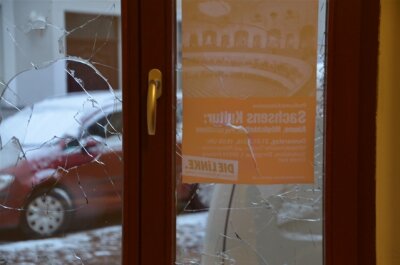 Angriff auf Büro von Linken-Abgeordneter - Zerstörte Fensterscheiben im Büro der Landtagsabgeordneten