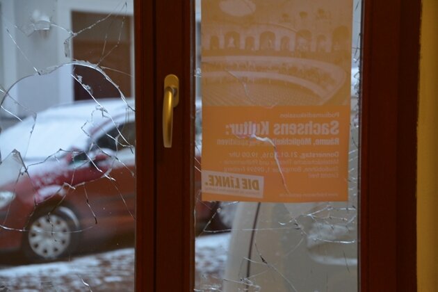 Angriff auf Büro von Linken-Abgeordneter - Zerstörte Fensterscheiben im Büro der Landtagsabgeordneten