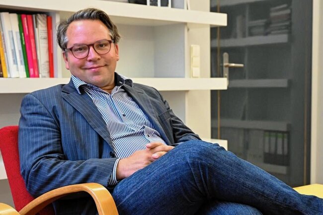 Angriff auf Chef der Chemnitzer Kunstsammlungen: Zwei Jugendliche schuldig gesprochen - Frédéric Bußmann, scheidender Direktor der Kunstsammlungen Chemnitz, war von rechten Jugendlichen attackiert worden. 