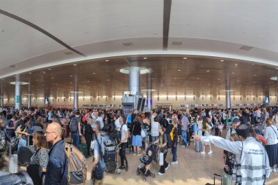 Angriff auf Israel: Erzgebirger erleben Albtraumurlaub im Heiligen Land - Alle wollen raus: Der Flughafen Tel Aviv am Tag des Evakuierungsfluges der Reisegruppe am 12. Oktober 2023.