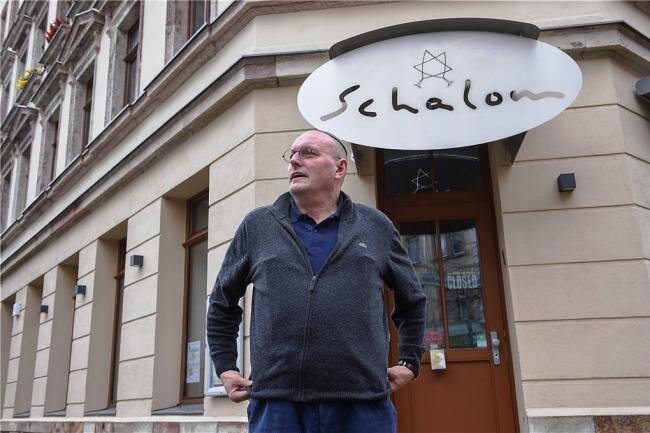Uwe Dziuballa vor seinem Restaurant "Schalom", das Ende August 2018 angegriffen wurde.