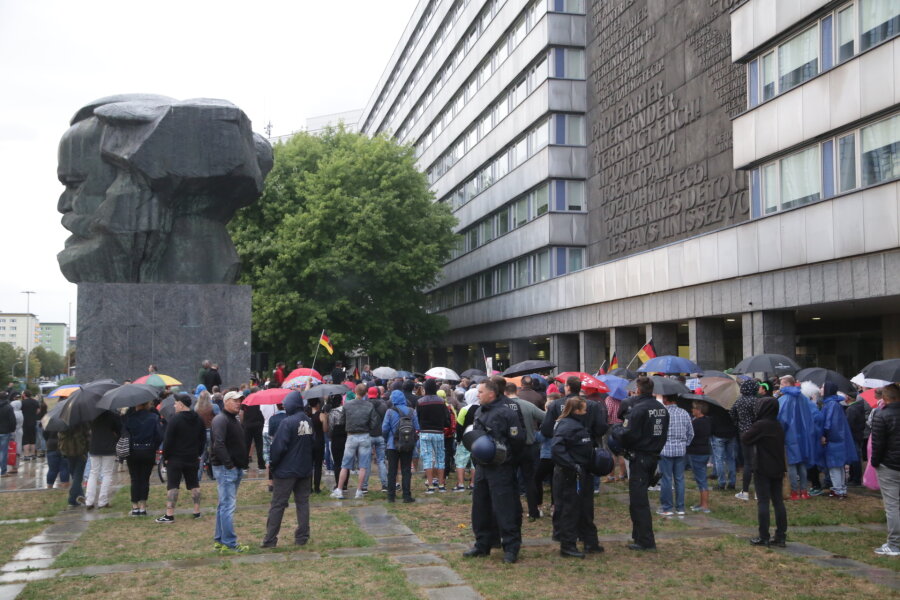 Schätzungsweise 1000 Menschen nahmen am Freitagabend an der Kundgebung von Pro Chemnitz teil. Später stieg die Zahl laut Versammlungsbehörde auf rund 2000 Menschen.