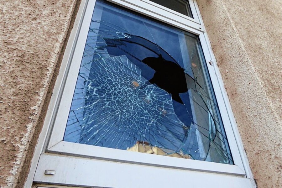 Angriff auf muslimischen Verein in Zwickau: Täter kommen ohne Strafe davon - Zerbrochene Fensterscheiben waren das Ergebnis eines Angriffs auf Räume eines muslimischen Vereins 2021. 