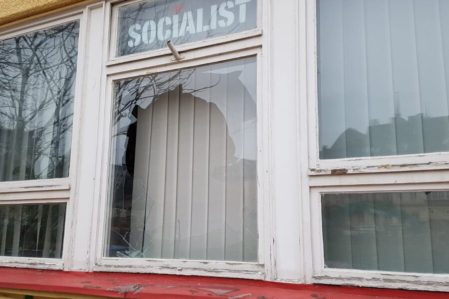 Angriff auf Rothaus: Linken-Büro und persisches Restaurant betroffen - Die zerstörte Scheibe am Rothaus.